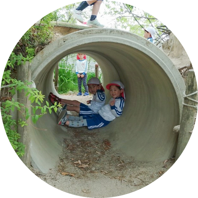 土管で遊ぶ