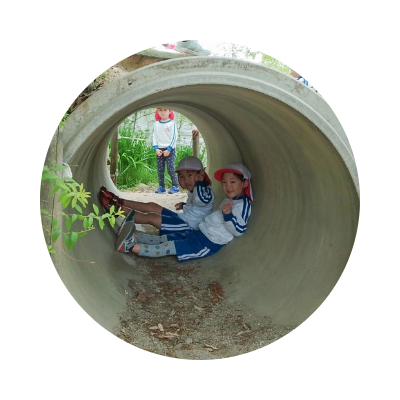 土管で遊ぶ
