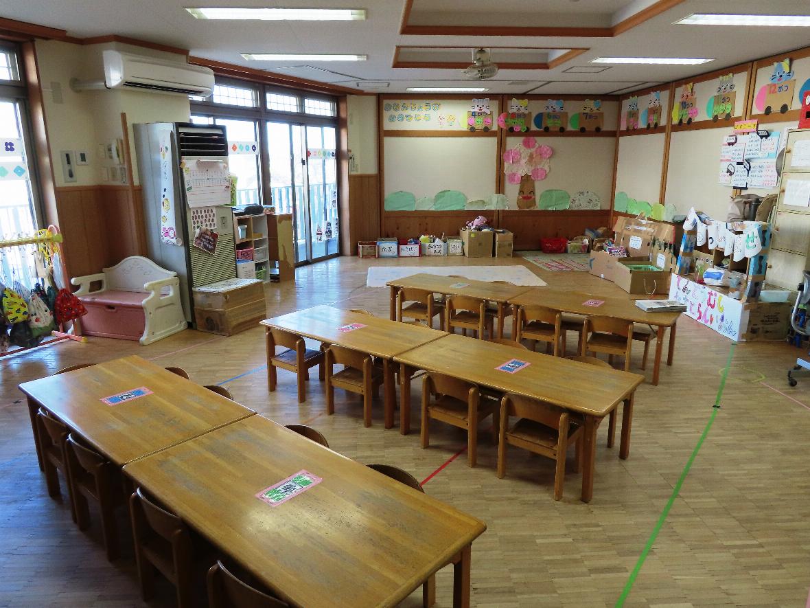 明るく広々とした年少保育室