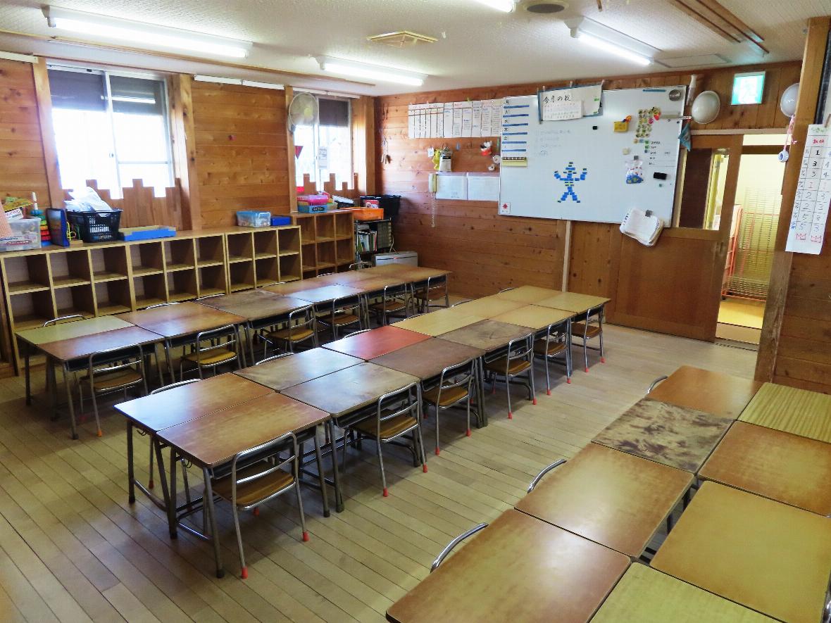 小学校の雰囲気も感じられる年長保育室