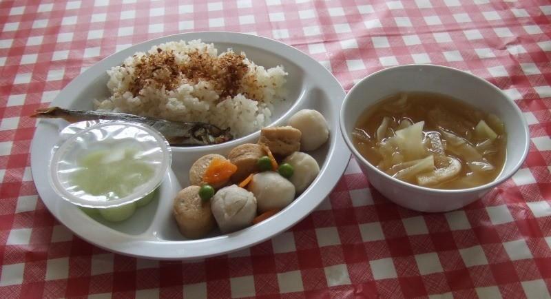 ある日の給食。おかかごはん、鰯の干物、野菜たっぷりの汁物、煮物、ゼリー。アレルギー対応しています。